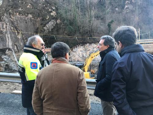 Il vicegovernatore della Regione con delega alla Protezione civile, Riccardo Riccardi, assieme all'assessore alle Infrastrutture e trasporti, Graziano Pizzimenti, durante il sopralluogo al cantiere di Comeglians.